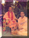 swamiji_at_His_feet.jpg (100748 bytes)